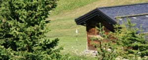 Golf Club de Courchevel | ©Golf Club de Courchevel, petit chalet sur le trou 3