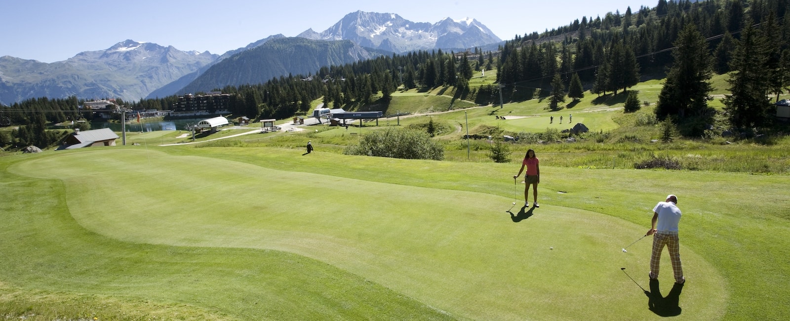 Golf Club de Courchevel | ©Courchevel Tourisme, couple jouant au golf en montagne