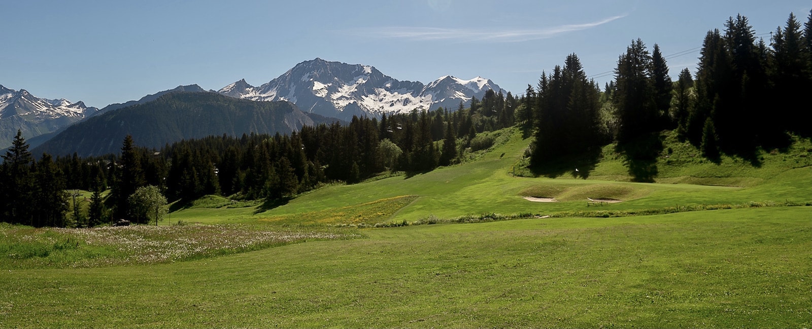 Golf Club de Courchevel | ©Golf Club de Courchevel, trou 5 du Golf Club de Courchevel avec vue sur les glaciers du Grand Bec