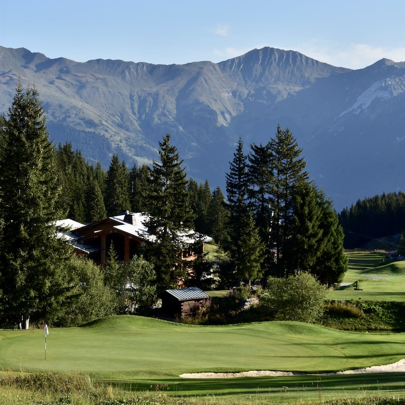 Golf Club de Courchevel | ©Golf Club de Courchevel, Green du 6 avec vue sur le Roc du Becoin