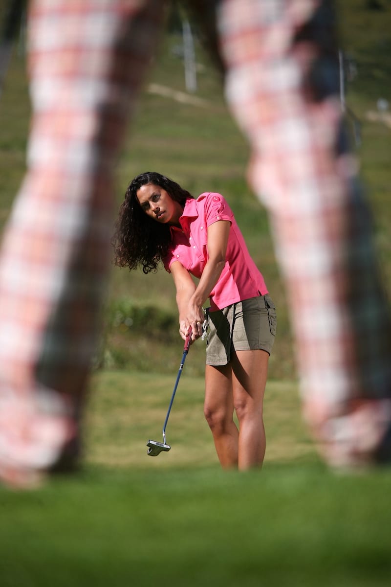 Golf Club de Courchevel | Golfeuse s'entraîne au tchiping