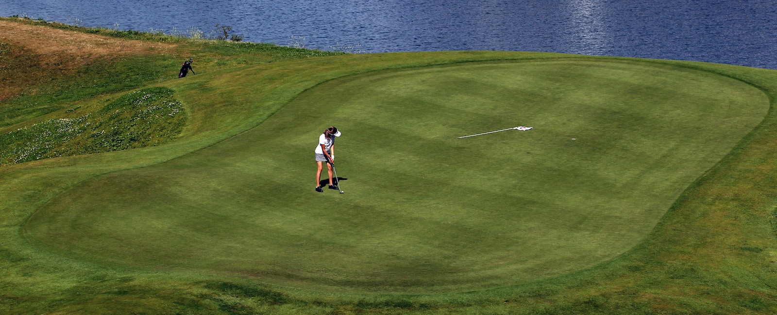 Golf Club de Courchevel | Le green du trou 1 et le Lac du Biolley