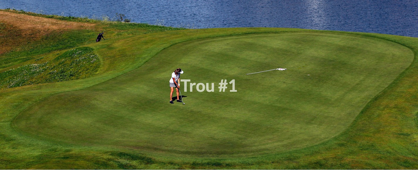 Golf Club de Courchevel | Le green du trou 1 et le Lac du Biolley