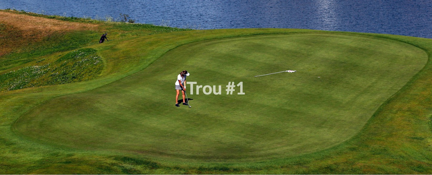 Golf Club de Courchevel | Le green du trou 1 et le Lac du Biolley