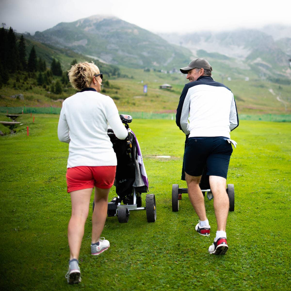 Golf Club de Courchevel | Couple marchant sur le golf
