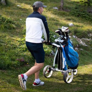 Golf Club de Courchevel | ©@roman.fln, Joueur avec chariot