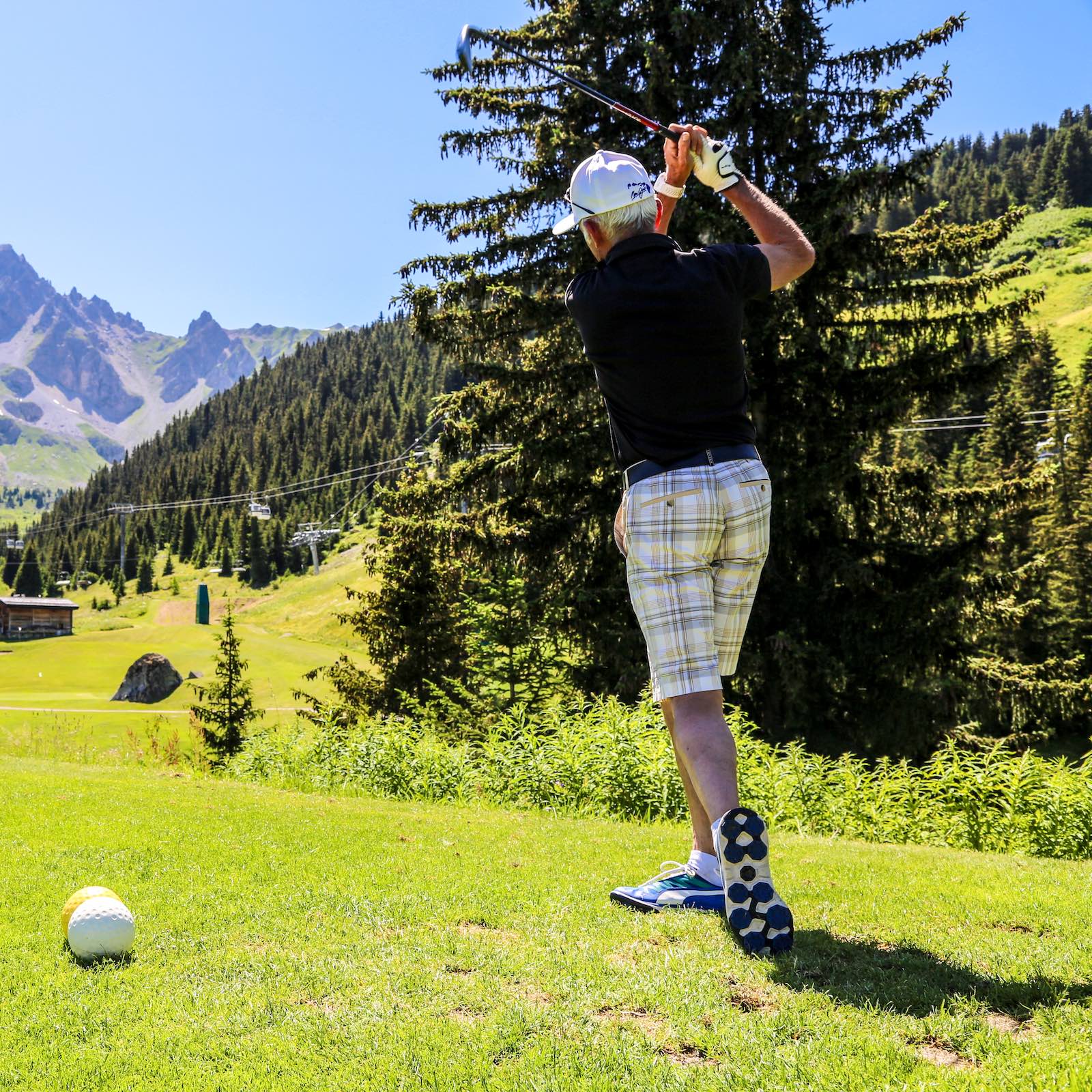 Golf Club de Courchevel | Joueur sur le trou 2