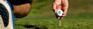 Golf Club de Courchevel | ©@roman.fln, main et balle de golf sur un tee