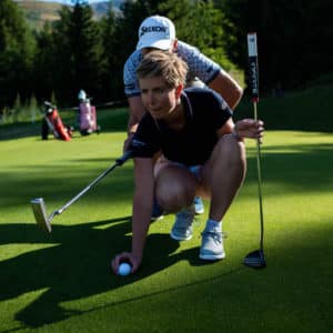 Golf Club de Courchevel | ©@roman.fln, couple de golfeurs sur un green