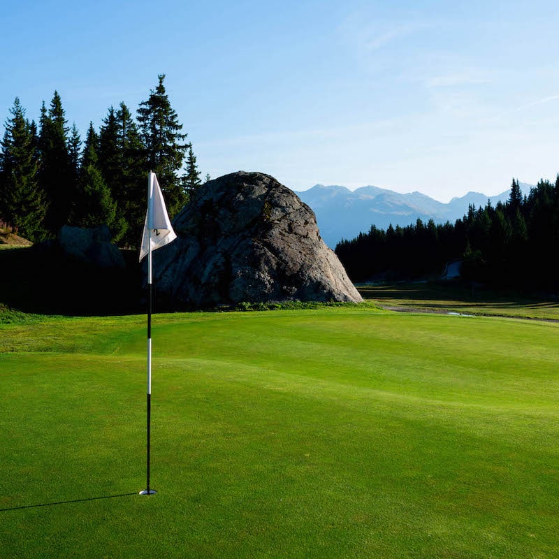 Golf Club de Courchevel | ©Golf Club de Courchevel, green de montagne avec rocher en arrière plan