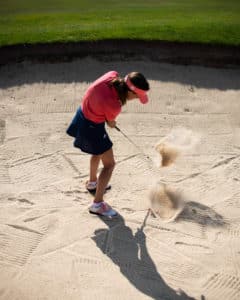 Golf Club de Courchevel | ©@roman.fln, golfeuse dans un bunker