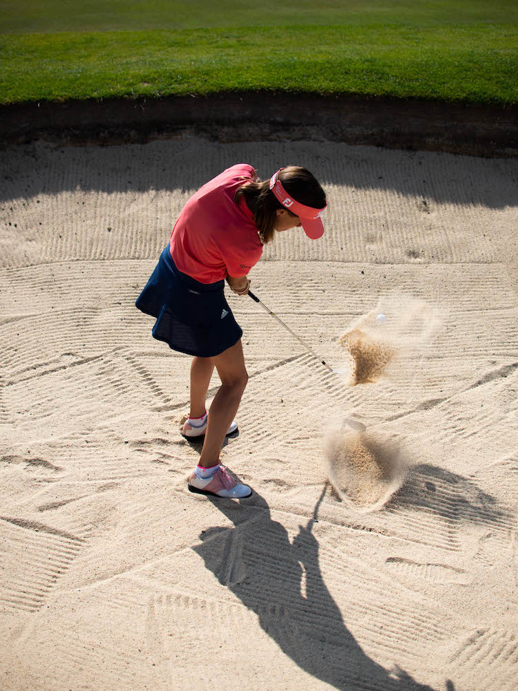 Golf Club de Courchevel | ©@roman.fln, golfeuse dans un bunker
