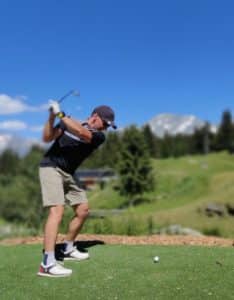 Golf Club de Courchevel | ©Golf Club de Courchevel, golfeur avec montagnes enneigées