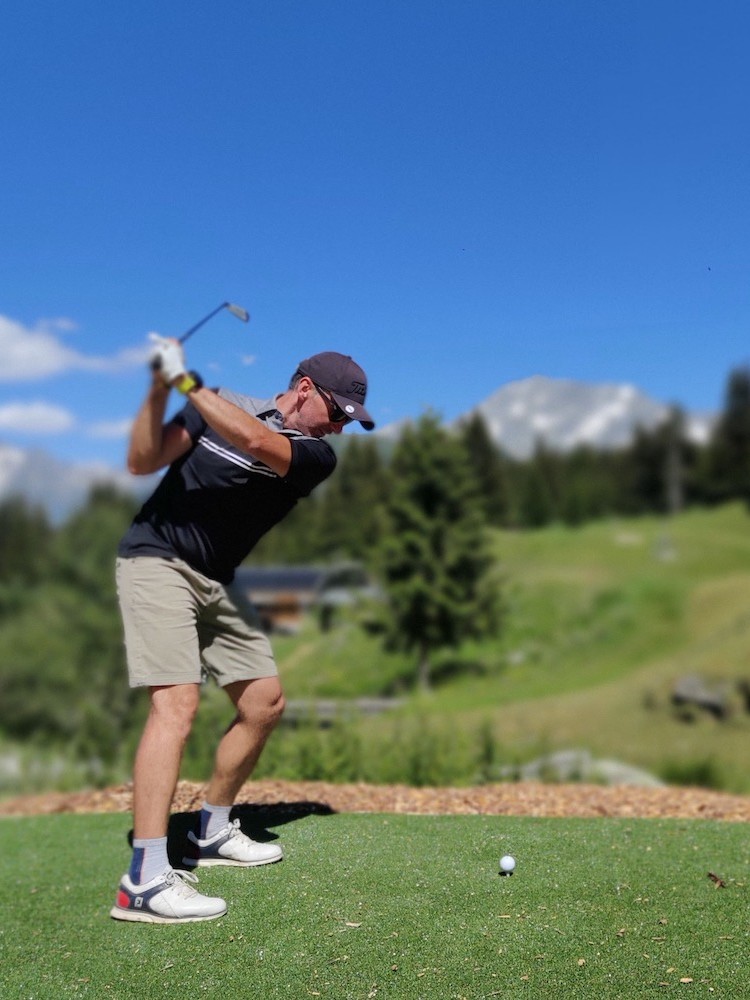 Golf Club de Courchevel | ©Golf Club de Courchevel, golfeur avec montagnes enneigées