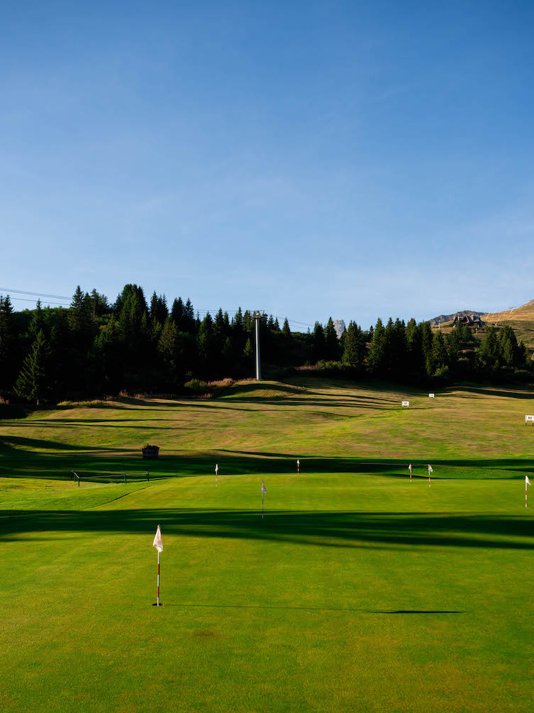 Golf Club de Courchevel | @©roman.fln, putting green au lever du jour