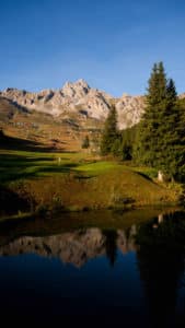 Golf Club de Courchevel | ©@roman.fln, montagne et lac en été