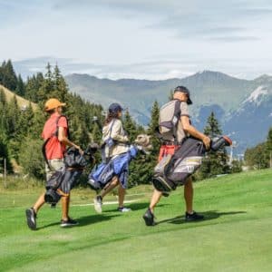 Golf Club de Courchevel | ©Léo RIVOIRON, 3 golfeurs marchant sur le golf